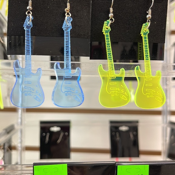 Guitar Shaped Earrings like a Strat - Picture 5 of 5